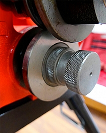 Рабочая зона желобонакатного станка Voll V-Groover 1-6